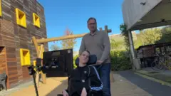 otac i sin koji je u invalidskim kolicima, ima cerebralnu paralizu