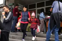 Karabağ'dan ermenistan'a kaçan bir kadın ve çocuğu. 