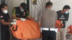 Polisi mengevakuasi jasad pasangan suami istri Hans Tomasoa (83) dan Rita Tomasoa Wattimena (73)