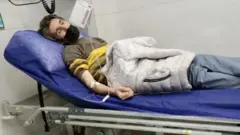 اخیرا حسین صادقی، پدر آرش صادقی اعلام کرد که فرزندش در زندان به داروهایش دسترسی ندارد و جانش در خطر است