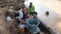 Korban banjir Sumatra krisis air bersih, apakah air hujan dan sungai bisa dikonsumsi?