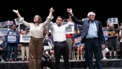 Alexandria Ocasio-Cortez và Bernie Sanders ca ngợi El-Sayed là tương lai của Đảng Dân chủ tại một cuộc mít tinh ở Detroit vào hôm 25/7