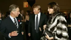 Um jovem rei Charles, usando um broche de lapela vermelho com papoula e segurando uma bebida, conversa com Donald Trump e Melania. Trump veste terno escuro, e Melania usa um grande casaco de pele preto e branco e carrega uma bolsa Chanel preta