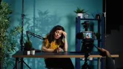 එළඹෙන අප්‍රේල් මස 01 වන දා සිට යම් විදේශීය මූලාශ්‍රයකින් ලැබෙන හෝ උපයනු ලබන ලාභ හෝ ලැබීම් විදේශීය ව්‍යවහාර මුදලින් ලැබෙන හෝ උපයනු ලබන අවස්ථාවකදී සහ බැංකුවක් හරහා ප්‍රේෂණය කරන අවස්ථාවකදී ඒ සැපයීම සහ ලාභයෙන් 15%ක බද්දක් ගෙවීමට රජය යෝජනා කර තිබේ.