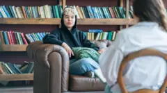 Adolescente durante sessão de terapia