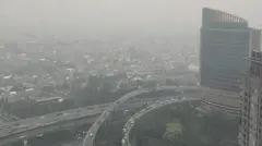 Pemandangan luar Apartemen Taman Anggrek pada 29 Juni 2025 sekitar 17.00 WIB. Dokumentasi warga bernama Andrew Tandra dan diunggah ke media sosial. 