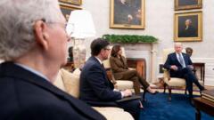 El líder de la minoría del Senado, Mitch McConnell, republicano de Kentucky, desde la izquierda, el presidente de la Cámara de Representantes de los Estados Unidos, Mike Johnson, republicano de Luisiana, la vicepresidenta Kamala Harris y el presidente Joe Biden durante una reunión en la Oficina Oval de la Casa Blanca en Washington, DC. EE.UU., el martes 27 de febrero de 2024. Biden enfatizó el martes la urgencia de aprobar un proyecto de ley de gastos para mantener las agencias abiertas después de la fecha límite del 1 de marzo e instó a los líderes a aprobar su solicitud de decenas de miles de millones de dólares para Ucrania, Israel y el frontera entre Estados Unidos y México, diciendo que las consecuencias de la inacción son "nefastas".