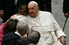 Papa Francisco cumprimenta fiéis em audiência geral realizada em 12 de fevereiro de 2025