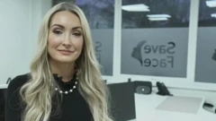 Ashton Collins, fundadora da Save Face, em seu escritório. Ao fundo, aparece o logo da organização na janela