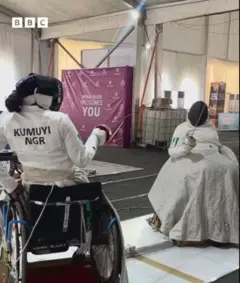 Aanu Kumuyi ati akẹẹgbẹ rẹ, ti wọn dijọ wọ asọ funfun,jokoo lori aga onirin, mu ida lọwọ lati doju ija kọ ara wọn