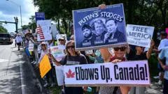 Um protesto foi realizado em West Palm Beach, Flórida, perto de onde Trump estava jogando golfe