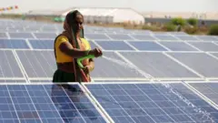 இந்தியாவின் சூரிய மின்சக்தி கனவுகளுக்கு சோலார் பேனல் கழிவுகள் தடையாக இருக்கிறதா? 