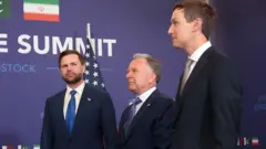 Вице-президент США Дж. Д. Вэнс вместе со специальным посланником Стивом Виткоффом и зятем президента США Дональда Трампа Джаредом Кушнером ожидает встречи с премьер-министром Пакистана Шехбазом Шарифом для проведения переговоров на высоком уровне