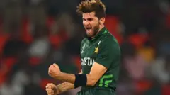 உலகக்கோப்பை கிரிக்கெட்: 1992 கனவுடன் முதல் போட்டியில் களமிறங்கியது பாகிஸ்தான்