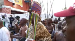 Ooni Ile Ife, Ọba Enitan Ogunwusi de ade Are ti awọn ilari ti wọn mu ẹgba dani n tẹle