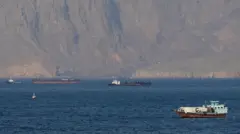 Navios parados no estreito de Ormuz