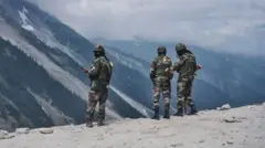 பாகிஸ்தான் 300-400 டிரோன்களை ஏவியது