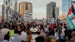 متظاهرون يرفعون شعارات تضامن مع سكان غزة في مدينة أتلانتا الأمريكية في 4 أكتوبر/تشرين الأول 