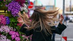 «بهار تهران همیشه زیباست اما حالا همه چیز غمگین به نظر می‌رسد»؛ زندگی زیر سایه جنگ