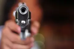 Arma apontada para a câmera