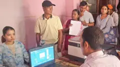 पश्चिम नवलपरासीको जिल्ला निर्वाचन कार्यालय परासीमा फोटो सहितको मतदाता नामावली दर्ता गराउँदै सर्वसाधारण 