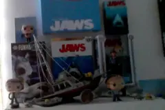 Vários objetos do filme 'Tubarão', incluindo brinquedos e cartazes, no escritório de Mauricio Hoyos