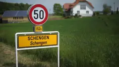 La carretera que lleva al pueblo de Schengen en Luxemburgo.