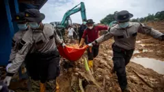 Sejumlah petugas SAR gabungan melakukan proses evakuasi jenazah korban tertimpa longsor pada hari keenam pencarian di Kampung Molon, Desa Pangkalan, Kecamatan Serasan, Kabupaten Natuna, Kepulauan Riau, Sabtu (11/3/2023).