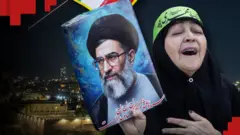 Жінка тримає портрет верховного лідера Ірану