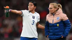 Sarina Wiegman y Jess Carter