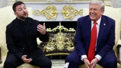 Zelensky e Trump nesta segunda-feira no Salão Oval sorrindo, um ao lado do outro.