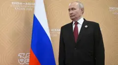 El presidente de Rusia, Vladimir Putin, aparece en la imagen antes de una reunión con el primer ministro de Camboya, Hun Manet, en el marco de la cumbre Rusia-ASEAN celebrada en Kazán el jueves 18 de junio.