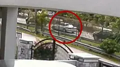 Imagen de una cámara de CCTV en la que captura el momento en que secuestran al pastor Raymond Koh. Un coche gris está señalado con un círculo rojo.