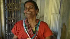 रातोरात प्रसिद्धीच्या झोतात आलेल्या रानू मंडल आज दोन खोल्यांच्या घरात एकाकी आयुष्य जगत आहेत.