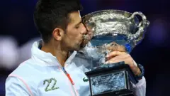 Novak Djokovic kiss di Australian Open trophy