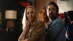 Lisa Kudrow ve Ray Romano, No Good Deed dizisinden bir sahne