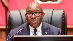 Umukuru w’Inama nkenguzamateka ya RDC, Jean-Michel Sama Lukonde, igihe abakenguzamateka bariko biga integuro itegekanya ibikenewe kugira hatunganywe kamarampaka, i Kinshasa.