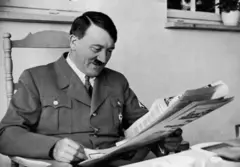 অ্যাডলফ হিটলার পত্রিকা পড়ছেন