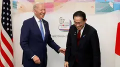 Primeiro-ministro do Japão, Fumio Kishida, cumprimenta o presidente dos EUA, Biden,roleta do dinheiro 2024Hiroshima