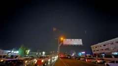 Traços são vistos no céu depois que as Forças Armadas do Irã disseram que atacaram a base de Al-Udeid com um ataque de míssil, no Catar.