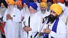 ਅਰਦਾਸ ਲਈ ਹੱਥ ਜੋੜ ਕੇ ਖੜ੍ਹੇ ਜਥੇਦਾਰ ਕੁਲਦੀਪ ਸਿੰਘ ਗੜਗੱਜ ਅਤੇ ਹੋਰ ਪੰਥਕ ਹਸਤੀਆਂ।
