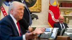 ABD Başkanı Trump ve medya devi Murdoch Beyaz Saray'da aynı karede görülüyor.