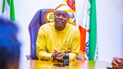 Gómìnà Seyi Makinde wọ aṣọ aláwọ̀ èsúrú, ó gbé ọwọ́ lé tábìlì