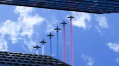 военные самолеты пролетают над Москвой 