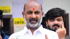 केंद्रीय मंत्री बंडी संजय (बाएं) ने कहा है कि उनके बेटे ने सरेंडर किया है
