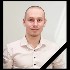 Aleksandr Petlinsky vestindo uma camisa branca e sorrindo para a foto.