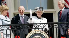 হোয়াইট হাউসে জর্জ বুশ ও লরা বুশের সঙ্গে রানি দ্বিতীয় এলিজাবেথ এবং প্রিন্স ফিলিপ