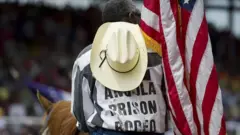 Un homme sur un cheval avec un drapeau.