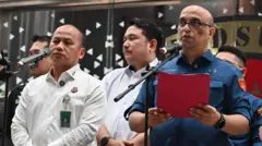 Direktur Penyidikan Jampidus Kejagung Syarief Sulaeman Nahdi (kanan) didampingi Kapuspenkum Kejagung Anang Supriatna (ketiga kiri).