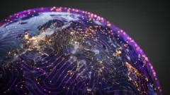 Una imagen generada por computadora de una parte del globo terráqueo con líneas moradas que fluyen alrededor de la superficie y las masas terrestres iluminadas con luces amarillas.